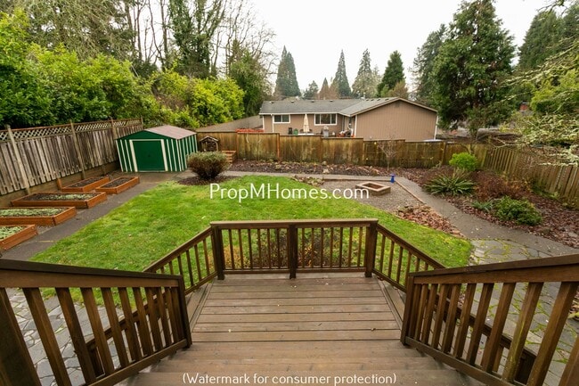 Building Photo - Spacious Four Bedroom Split-Level Home In Milwaukie!