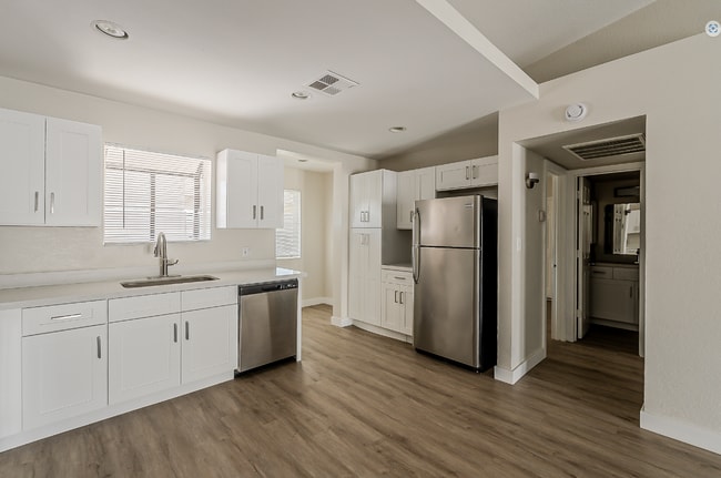 Building Photo - Fully Remodeled!! MOVE-IN SPECIAL: 1 Month FREE Rent