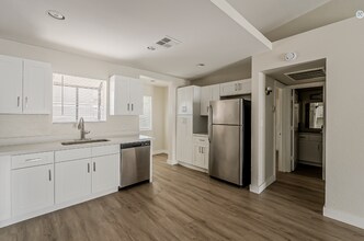 Building Photo - Clean! 3 bed 2 bath Town Home - Central PHX - Gated - Pool! MOVE-IN SPECIAL!!