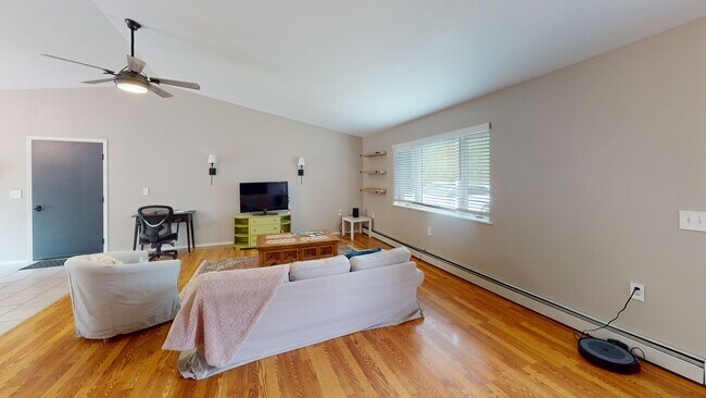 Building Photo - Available Now! Modern 3bed 2bath Home with Garage in North Pole