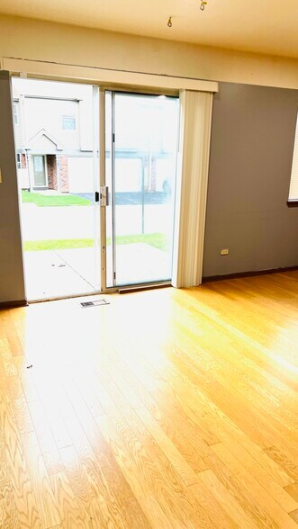 Building Photo - 722 E Whispering Oaks Dr