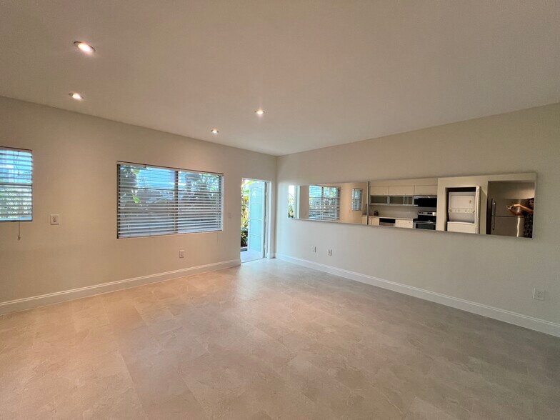 Building Photo - 6905 Bay Dr
