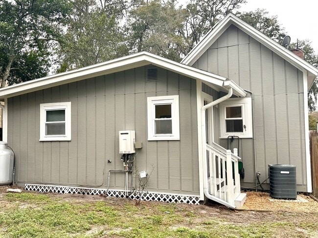 Building Photo - Fernandina Bungalow! Close to Downtown and the beach!