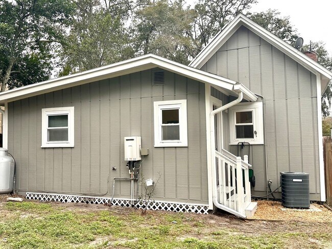 Building Photo - Fernandina Bungalow! Close to Downtown!