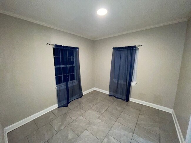 Building Photo - 3 bedrooms 1 bath