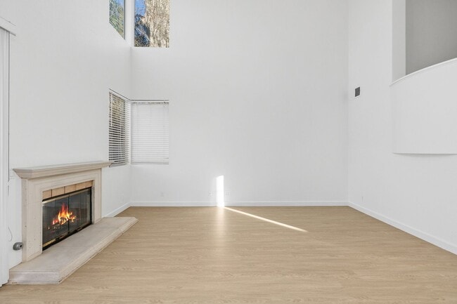 Building Photo - Spacious Vista Home