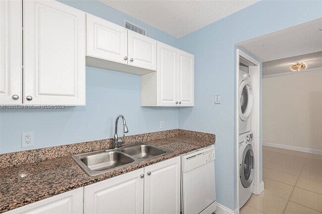 Building Photo - 7800 Collins Ave