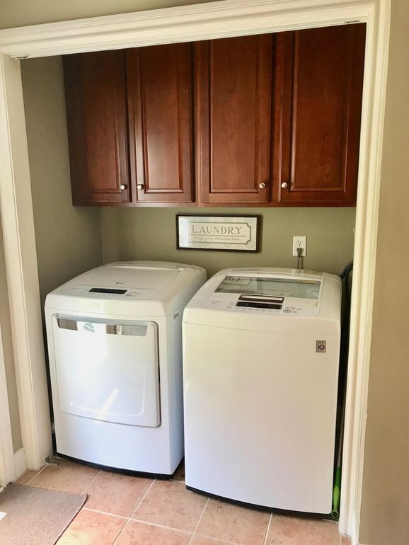 Building Photo - 250 E Delaware Ave