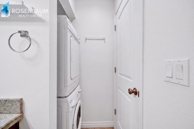 Building Photo - Charming 1 Bed / 1 Bath ground level condo unit in Uptown Phoenix!