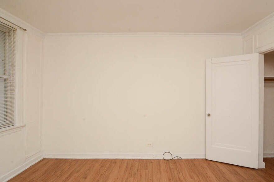 Building Photo - 4060 N Kenmore Ave