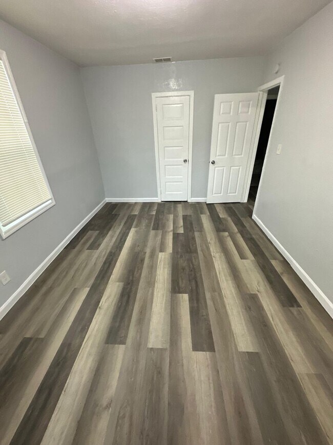 Building Photo - Fully Renovated 3/1.5 Available for Immedi...