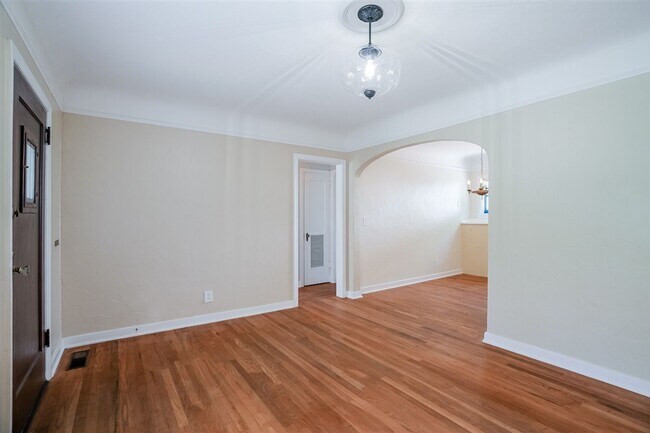 Building Photo - Live on Historic Park Avenue in this 2 Bed 1.5 Bath Single Family Home!