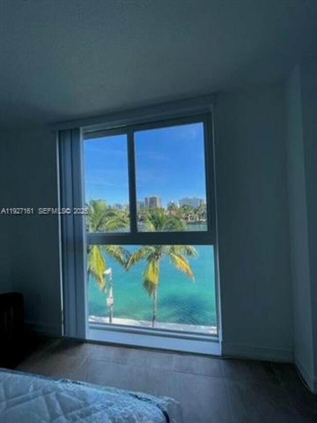 Building Photo - 9721 E Bay Harbor Dr