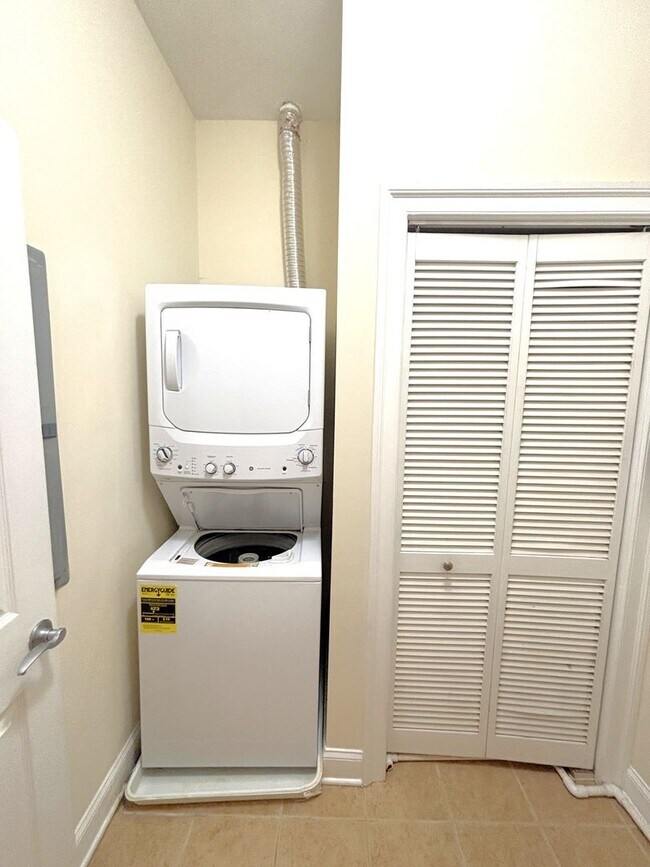Building Photo - 2 bedroom/2 bathroom- Bennington on the Park