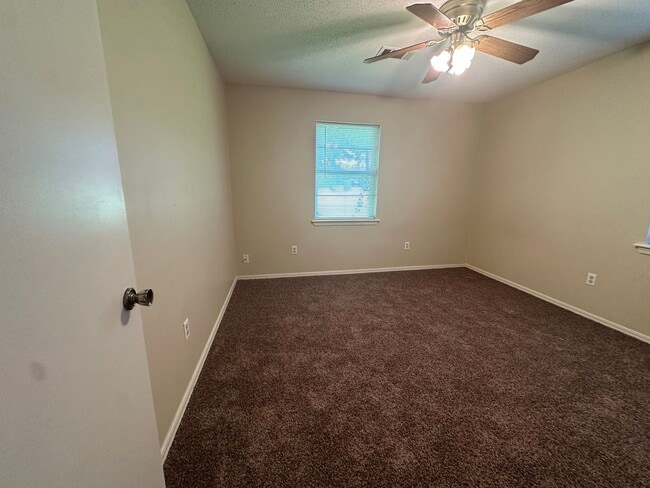 Building Photo - Introducing a charming 3-bedroom, 2-bathro...