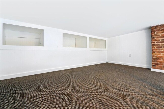 Building Photo - 122 Hutton St