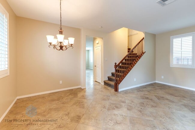 Building Photo - Spacious 3 Bed 2.5 Bath Condo in Orange!