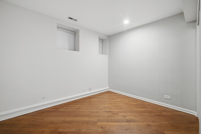 Building Photo - 626 W Buckingham Pl