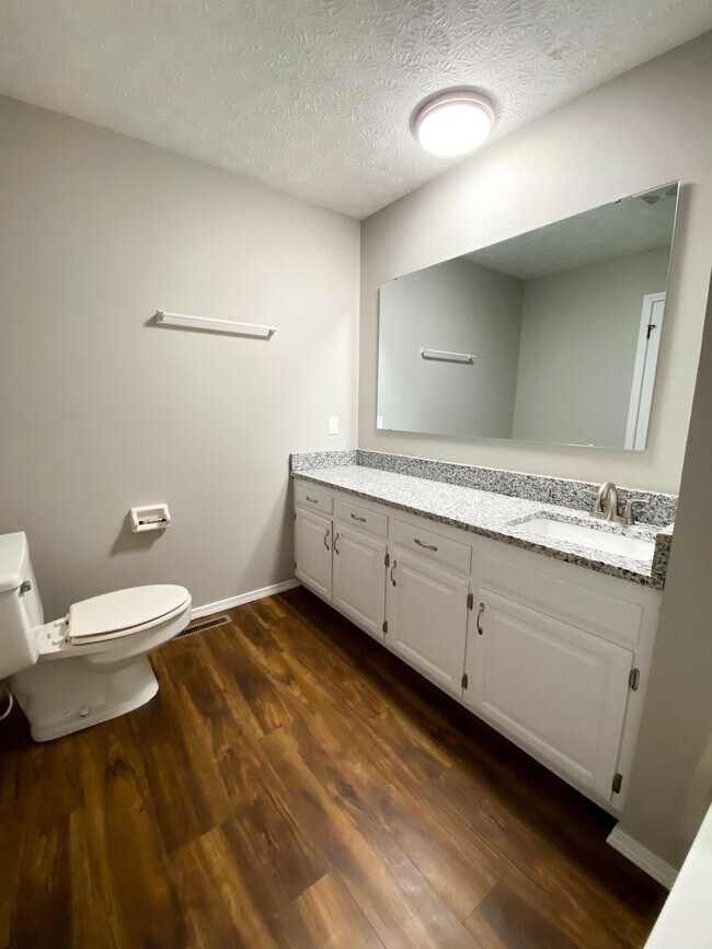 Building Photo - 2833 S Claremont Ave