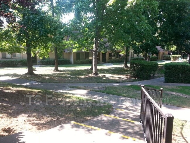 Building Photo - 6074 Vía Casitas