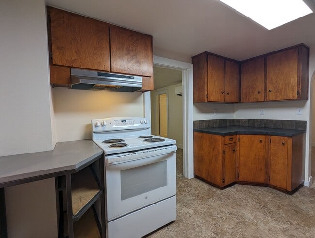 Building Photo - Spacious 2-Bedroom, 1-bath Home Close To Owen Rose Gardens!