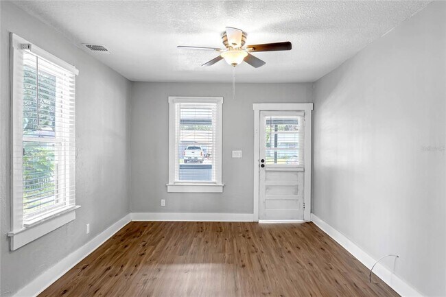 Building Photo - 1403 E Gore St