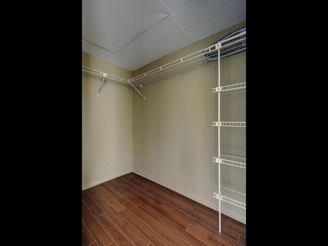 Building Photo - 8888 Tallwood Dr