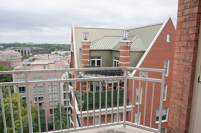 Building Photo - A Modern Living of Top-Level Unit in the C...