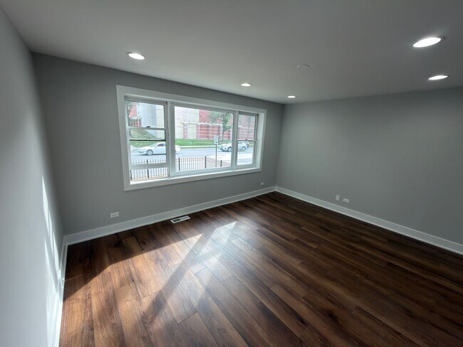 Building Photo - 6524 W Diversey Ave