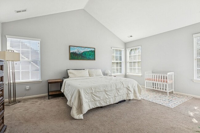 Building Photo - Bright, Clean & Convenient - Perfect 4 Bedroom Home in Chesapeake