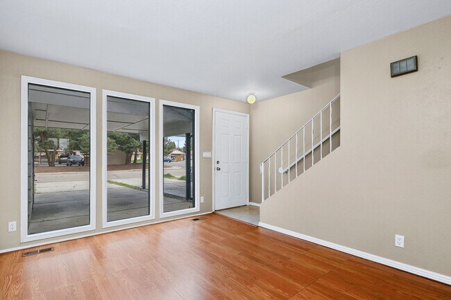 Building Photo - 2bed, 1.5 bath Duplex with Covered Carport & Fenced Yard!