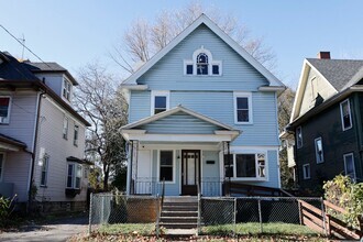 Building Photo - 4 BEDROOMS WITH 2 FULL BATHROOMS !!