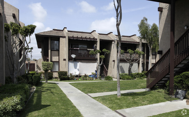 Building Photo - Bolsa West Apartments