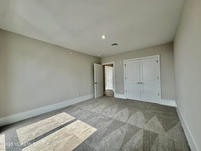 Building Photo - 218 3rd Ave