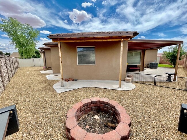 Building Photo - Pet-Friendly Three Bedroom Home in Riversi...