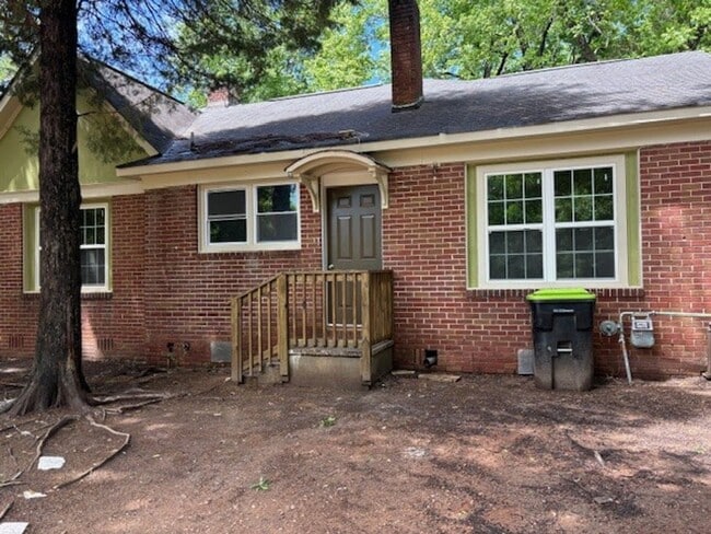 Building Photo - The Beer Can House