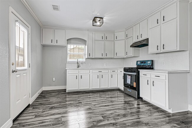 Building Photo - 8005 Wiggins St