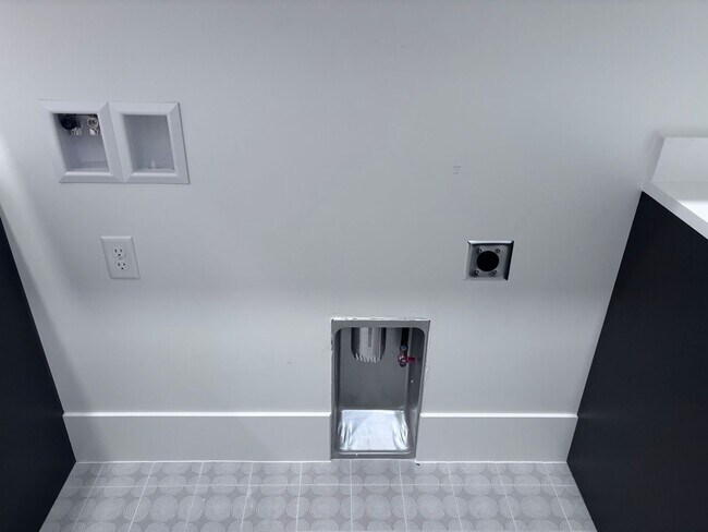 Building Photo - Brand New 6 Bed 4 bath home with built in ...