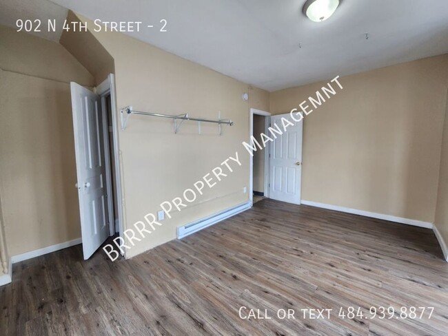 Building Photo - 3 bedroom 2 full bathroom apartment on the...