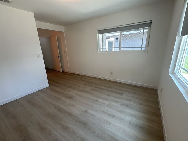 Building Photo - Spacious 3 Bed 3 Bathoom in Long Beach