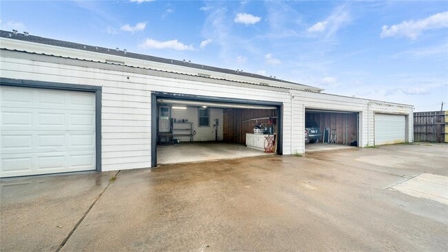 Building Photo - 11905 Algonquin Dr