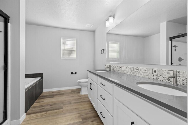 Building Photo - 3 bed, 3 bath with over 2000 sq ft!