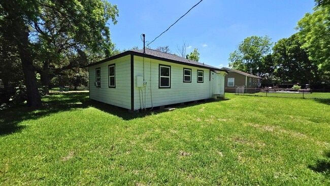 Building Photo - 502 Azalea Dr
