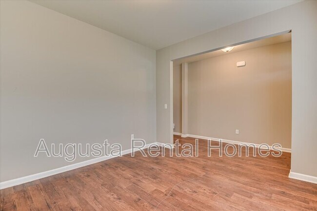 Building Photo - 5060 Vine Ln