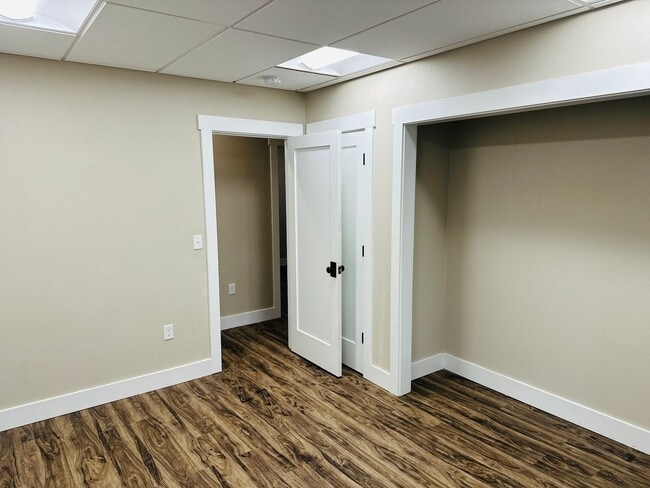 Building Photo - Charming Vintage Farm House