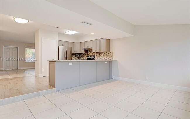 Building Photo - 1001 SW 12th Ct