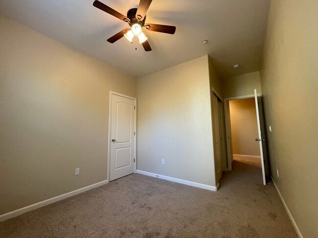 Building Photo - Beautifully Updated 3BD/2.5BA Townhouse in...