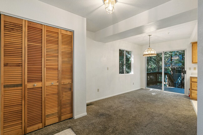 Building Photo - 1005 Chillon Dr