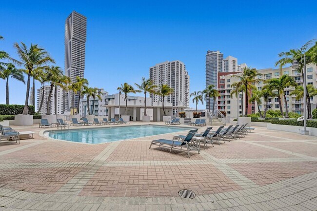 Building Photo - 1 bedroom and 1 bath condo located east side of Biscayne Blvd Miami Florida