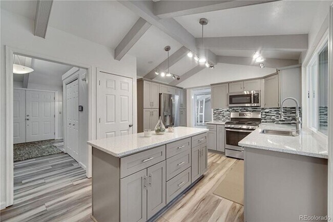 Building Photo - Beautiful & Spacious Home in Quiet Gunbarrel Neighborhood